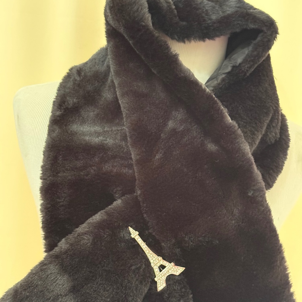 Trendy, Black Faux Fur Pull Through Scarf. Sophisticated. Versatile. Warm. VTG
